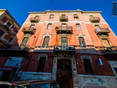 La facciata rosso pompeiano, la cui brillantezza � oggi attenuata da una patina di smog, mantiene ancora il suo fascino...